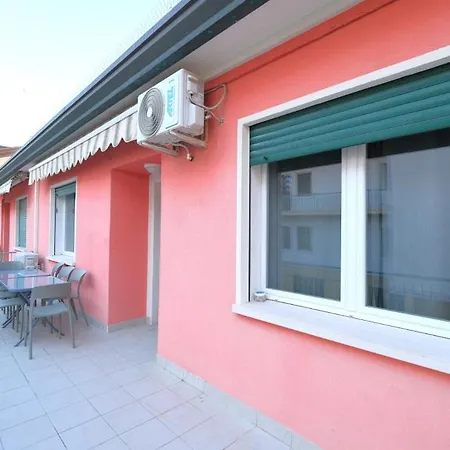 Casa Rossa Tre In Centro Jesolo